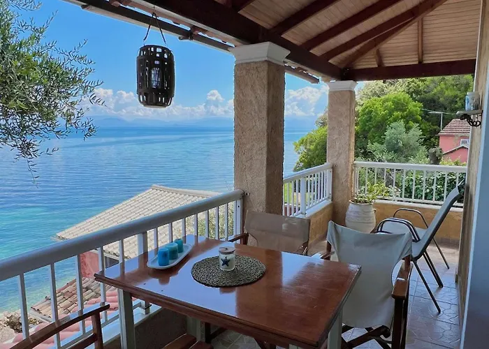 בית נופש Kohyli Beachfront House *